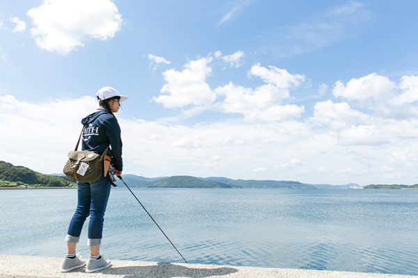 海や川など自然の風景に溶け込んだ釣り人の写真撮影